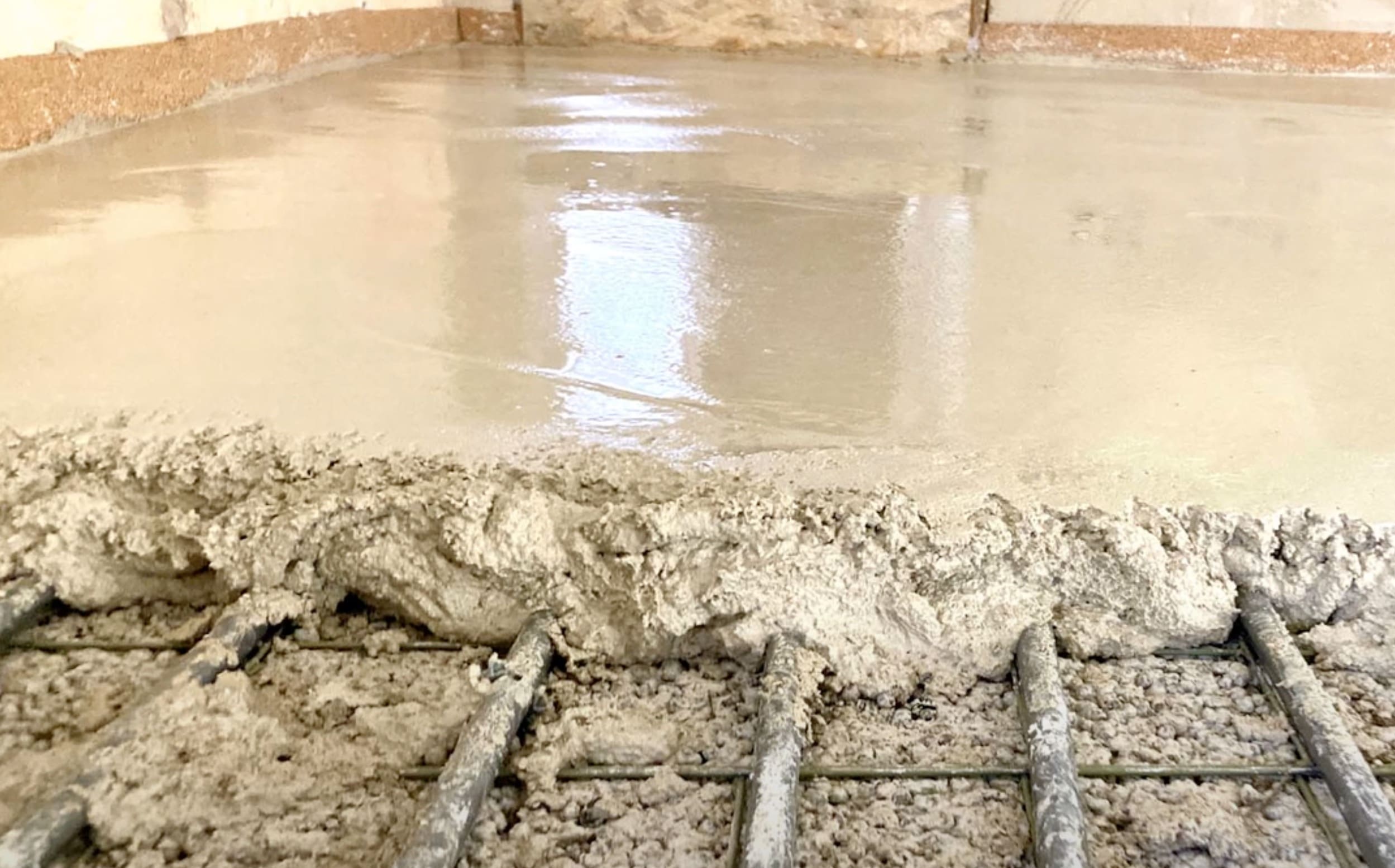 Pavimento contro terra: la calce sfida cemento, bitume e igloo