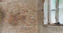 Acqua pulita e calce idrata, la mano antica che prepara il muro